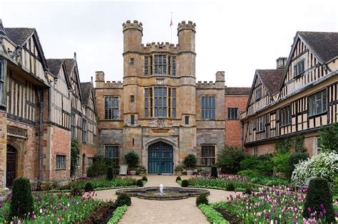 tudor manor house in england